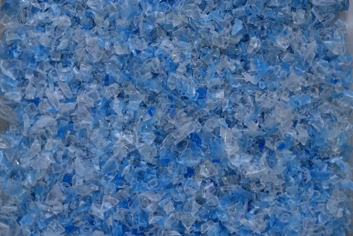 Şəffaf/açıq mavi rPET flakes close-up